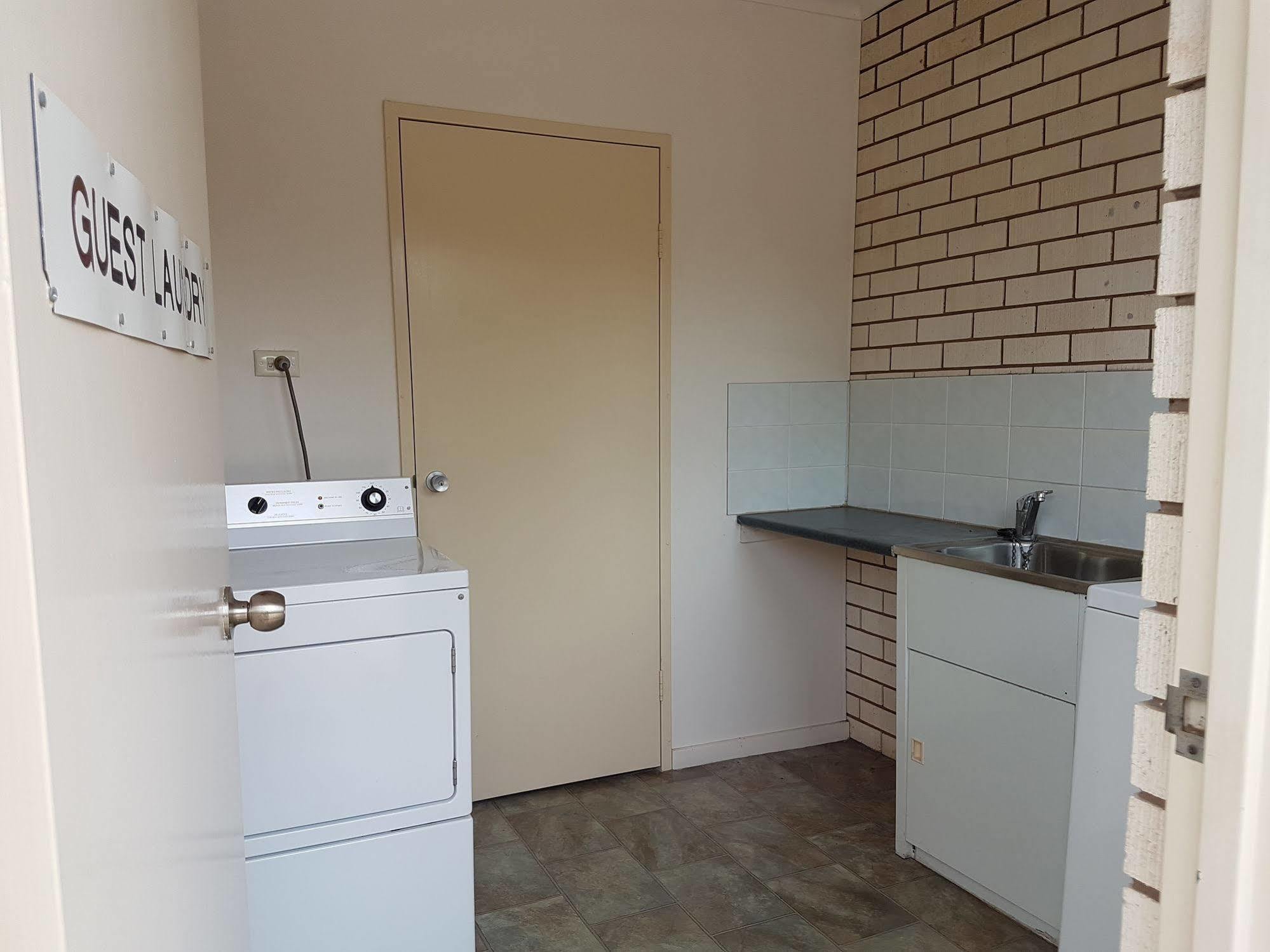 Emerald Tower Motor Inn Zewnętrze zdjęcie